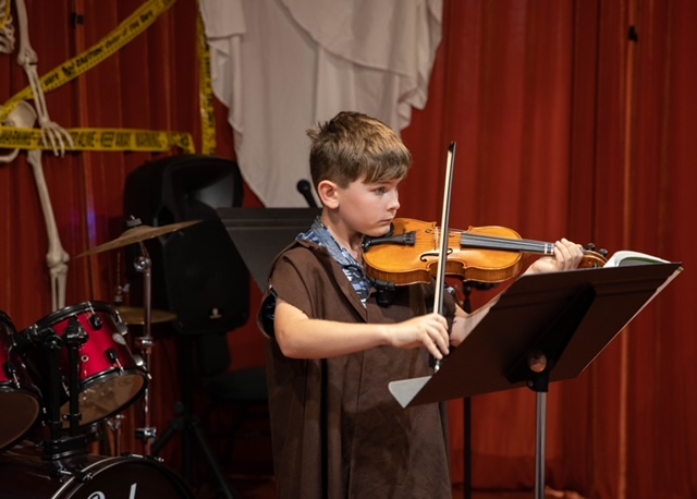 Young musician in the Orange Music Studio Strings program
